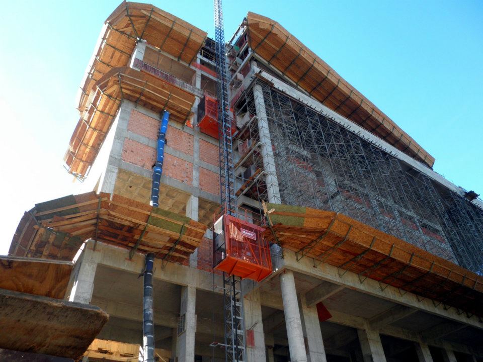 Elevador cremalheira Rack instalado em uma obra