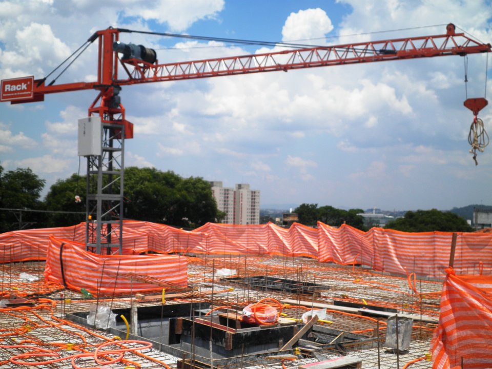 Grua em operação em um canteiro de obras, acervo Rack