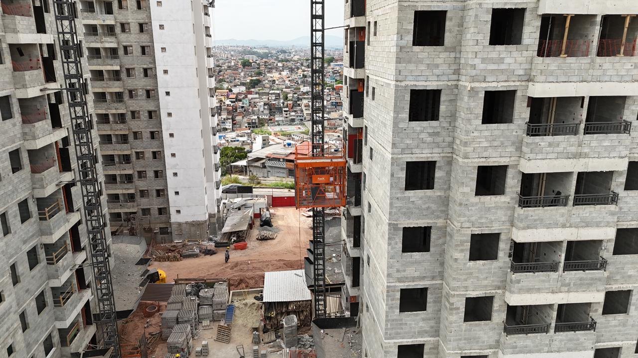 Vista del elevador entre los edificios