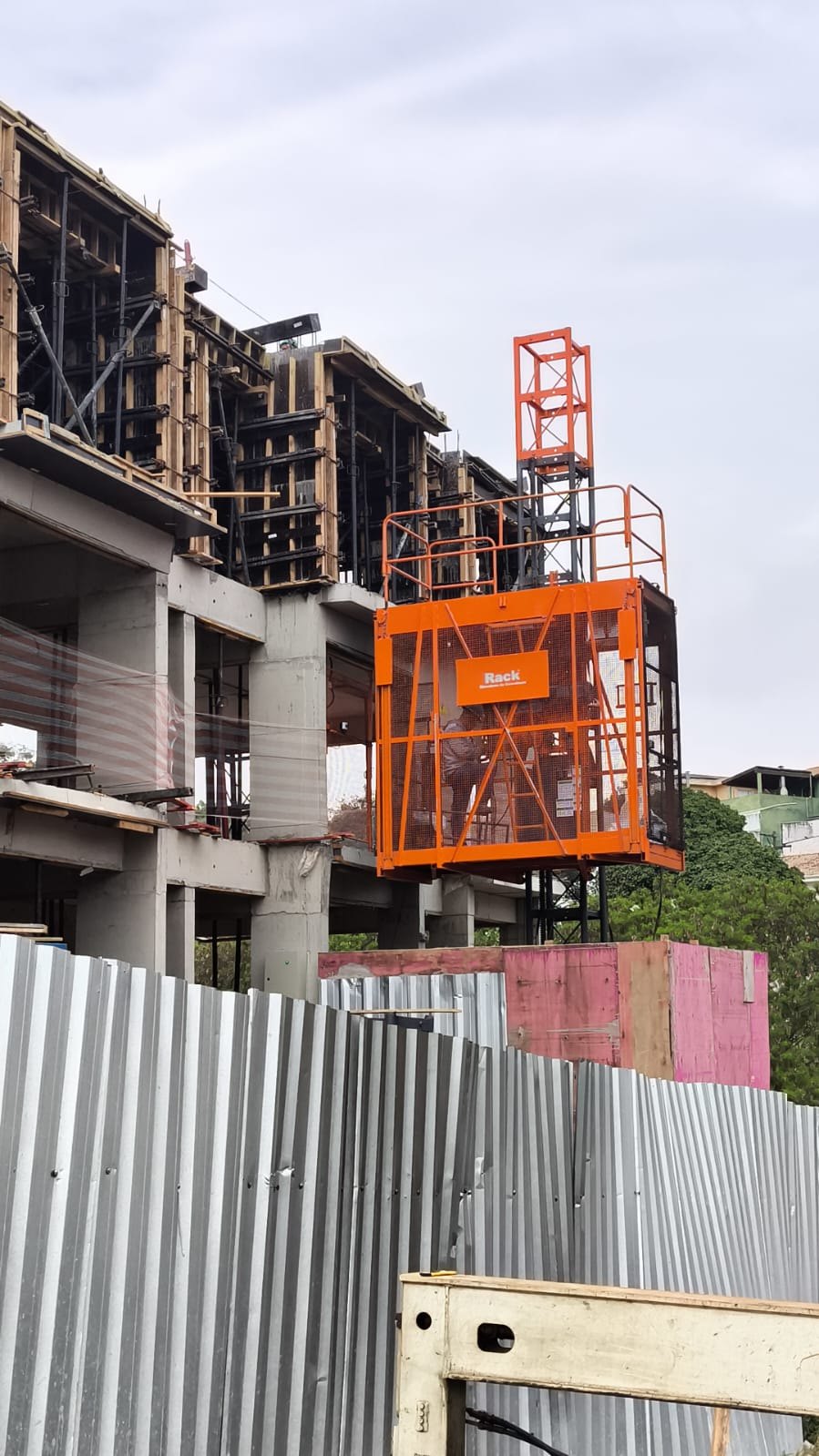 Elevador instalado en la obra