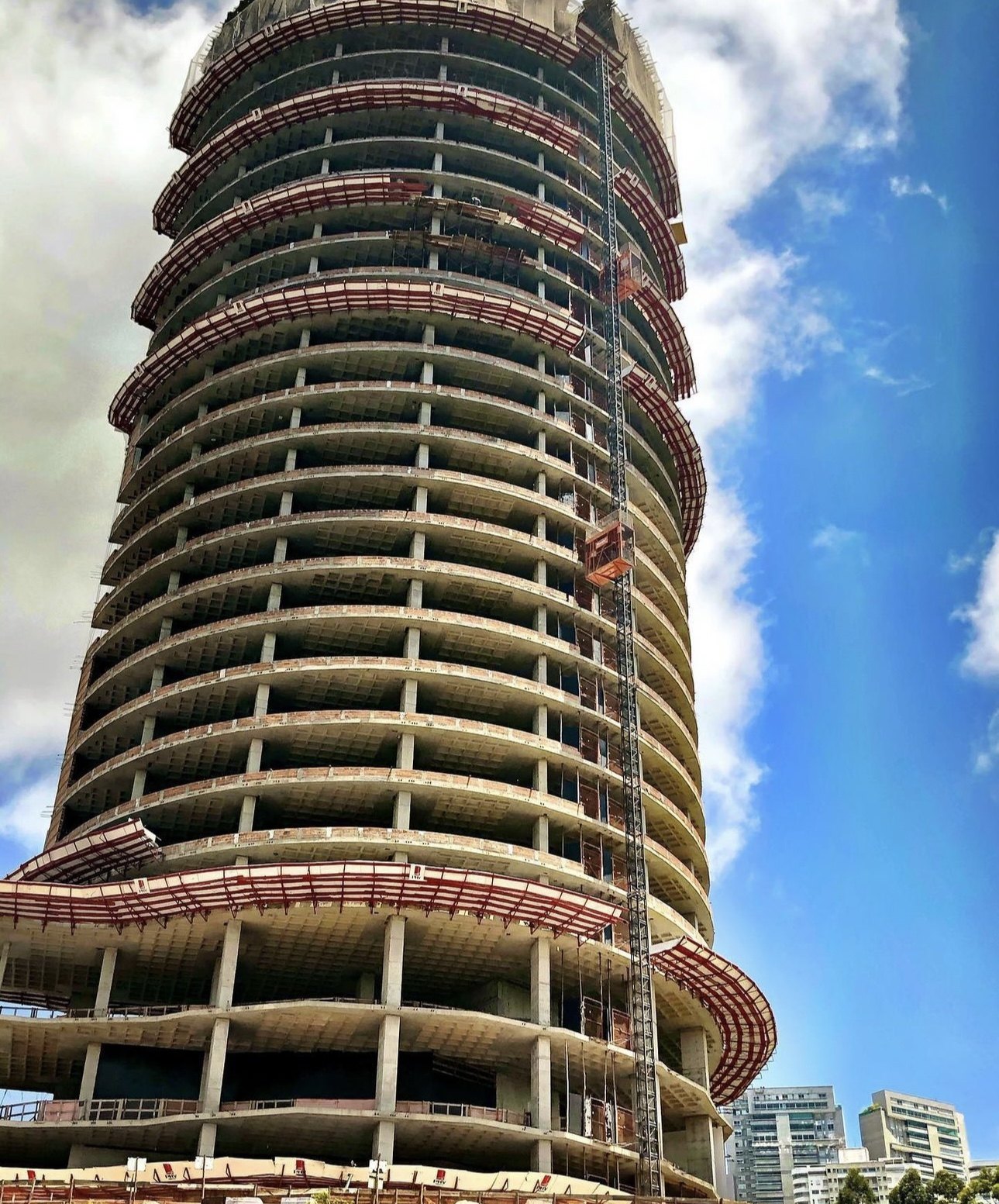 Torre de elevación a lo largo del edificio