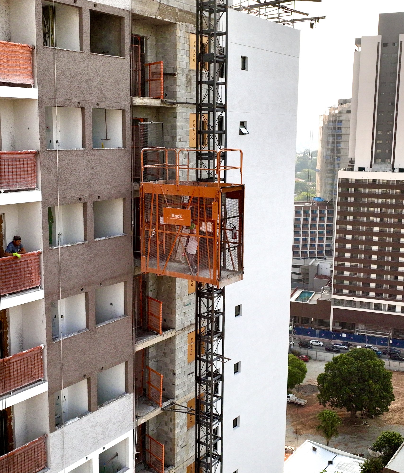 Transporte vertical en un edificio en construcción
