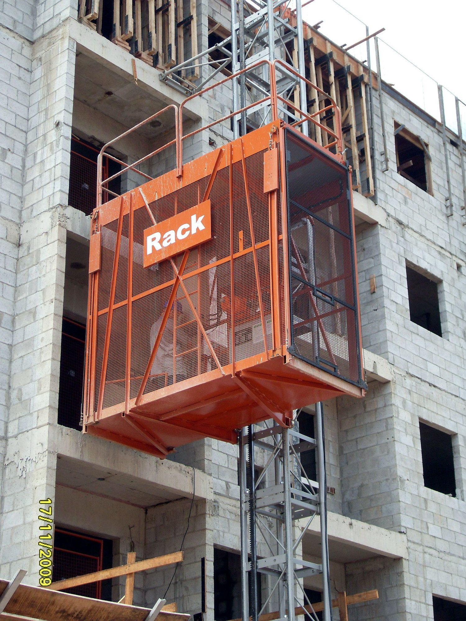 Cabina Rack junto a la fachada