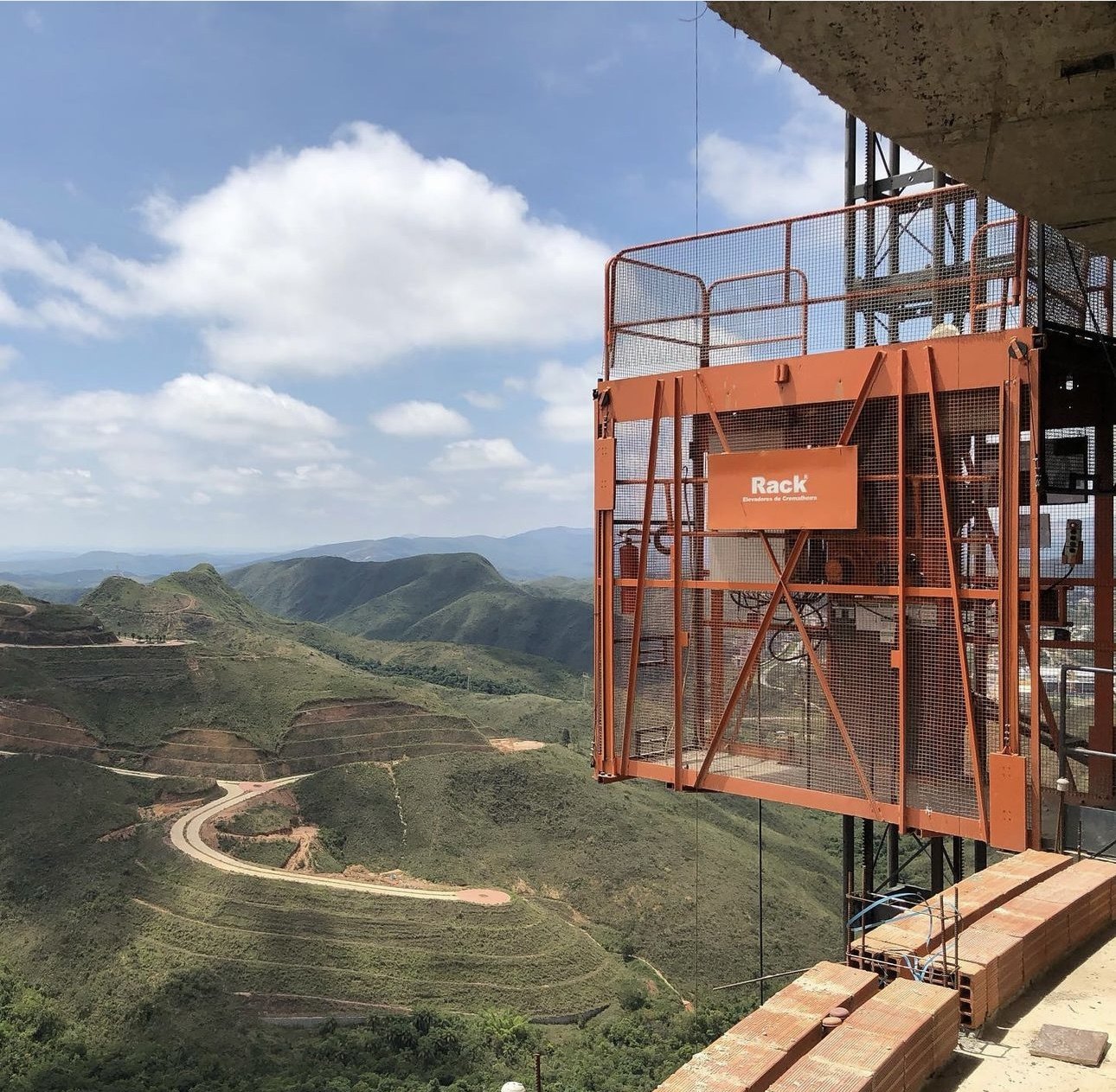 Cabina en el acceso a la planta