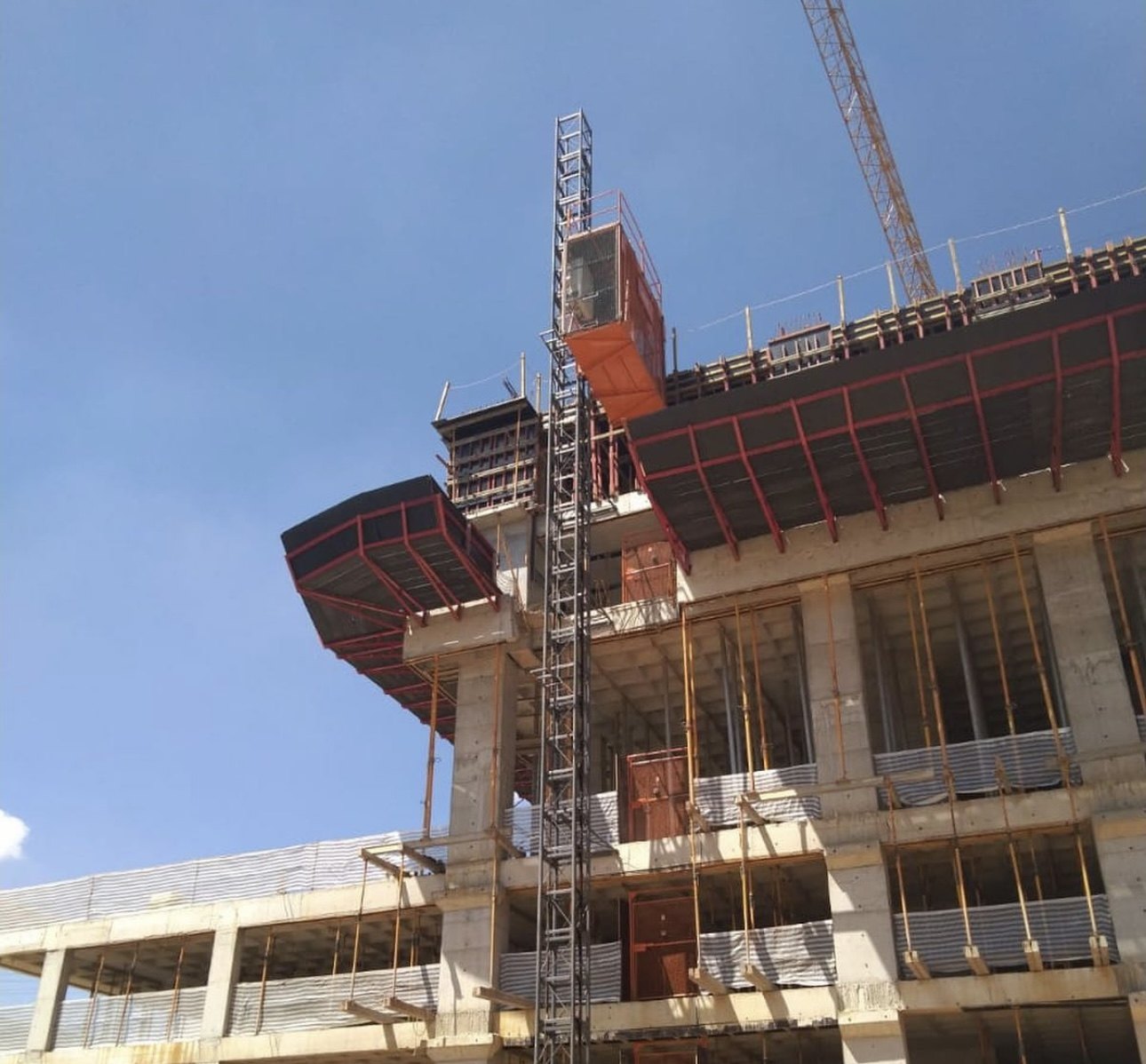 Instalación junto a la estructura de hormigón