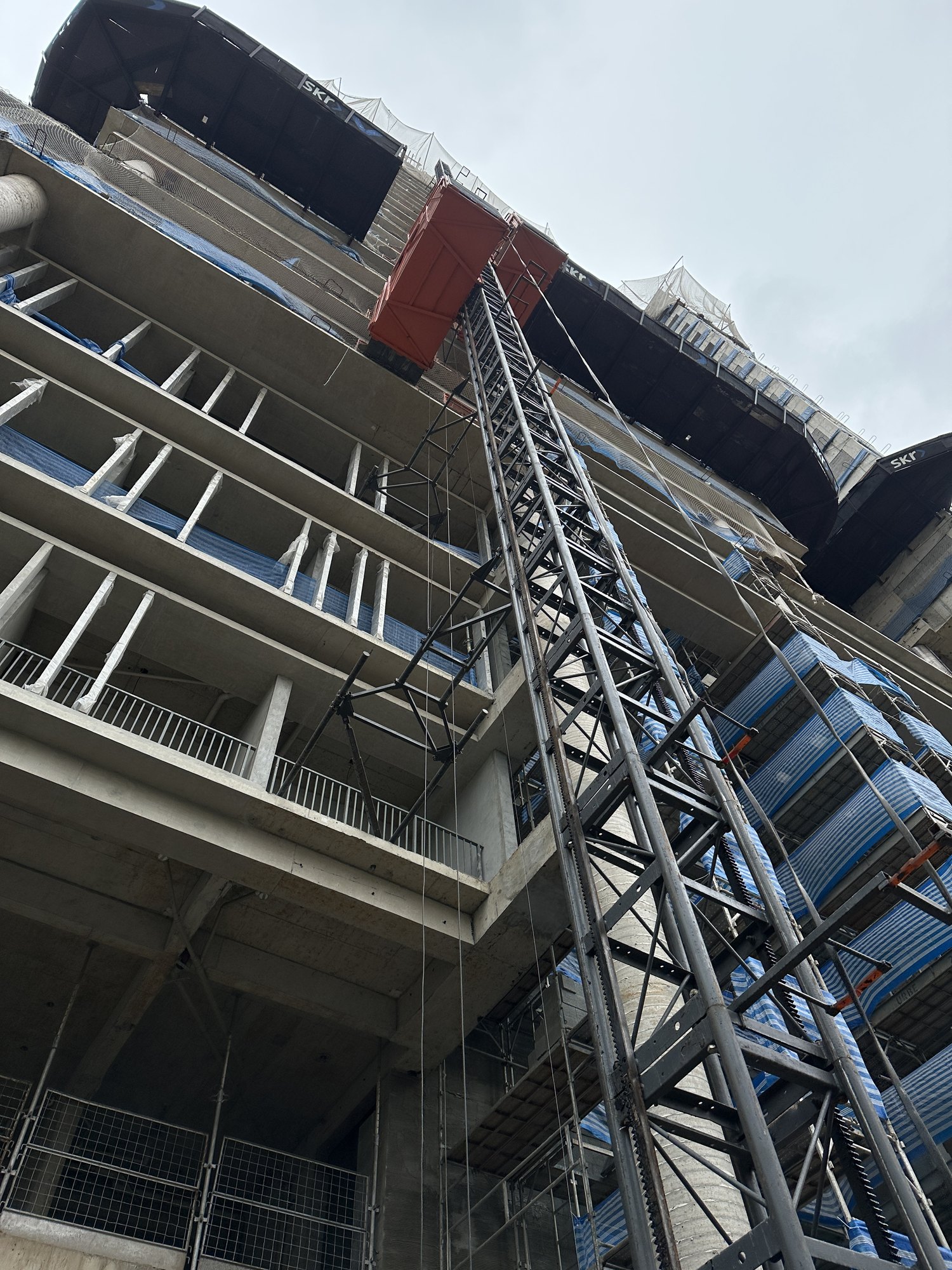 Detalle de la torre y la instalación