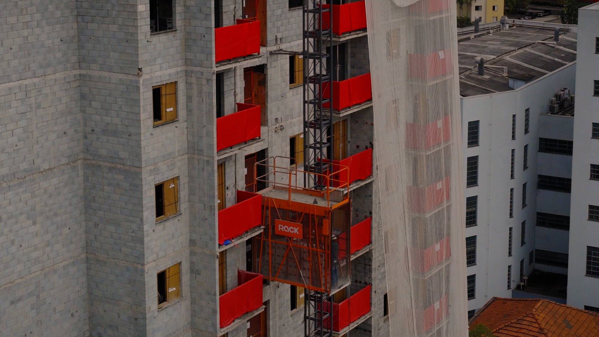 Cabina en un edificio en construcción