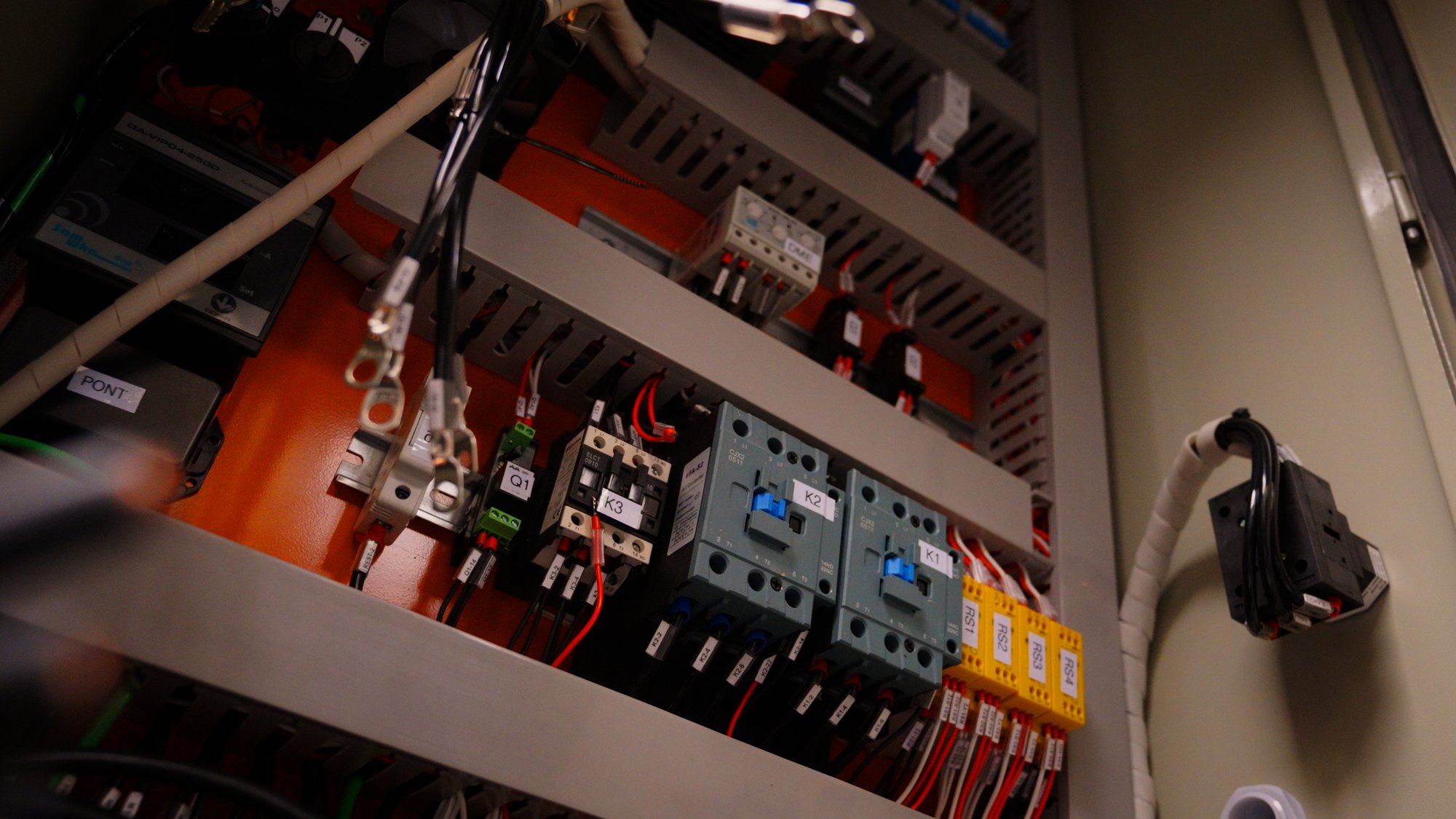 Componentes internos del cuadro eléctrico