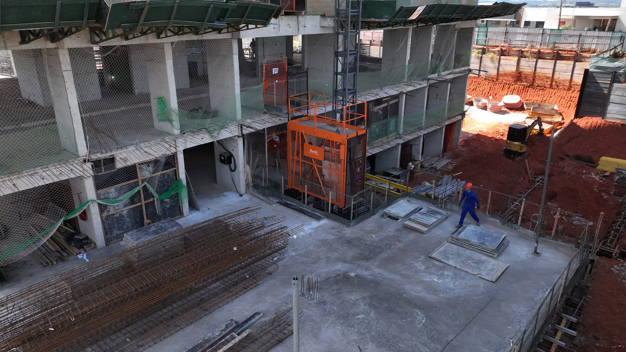 Elevador y logística de la obra