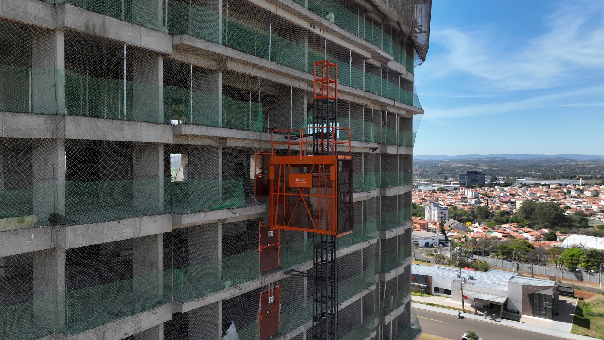 Elevador junto a las plantas de la obra