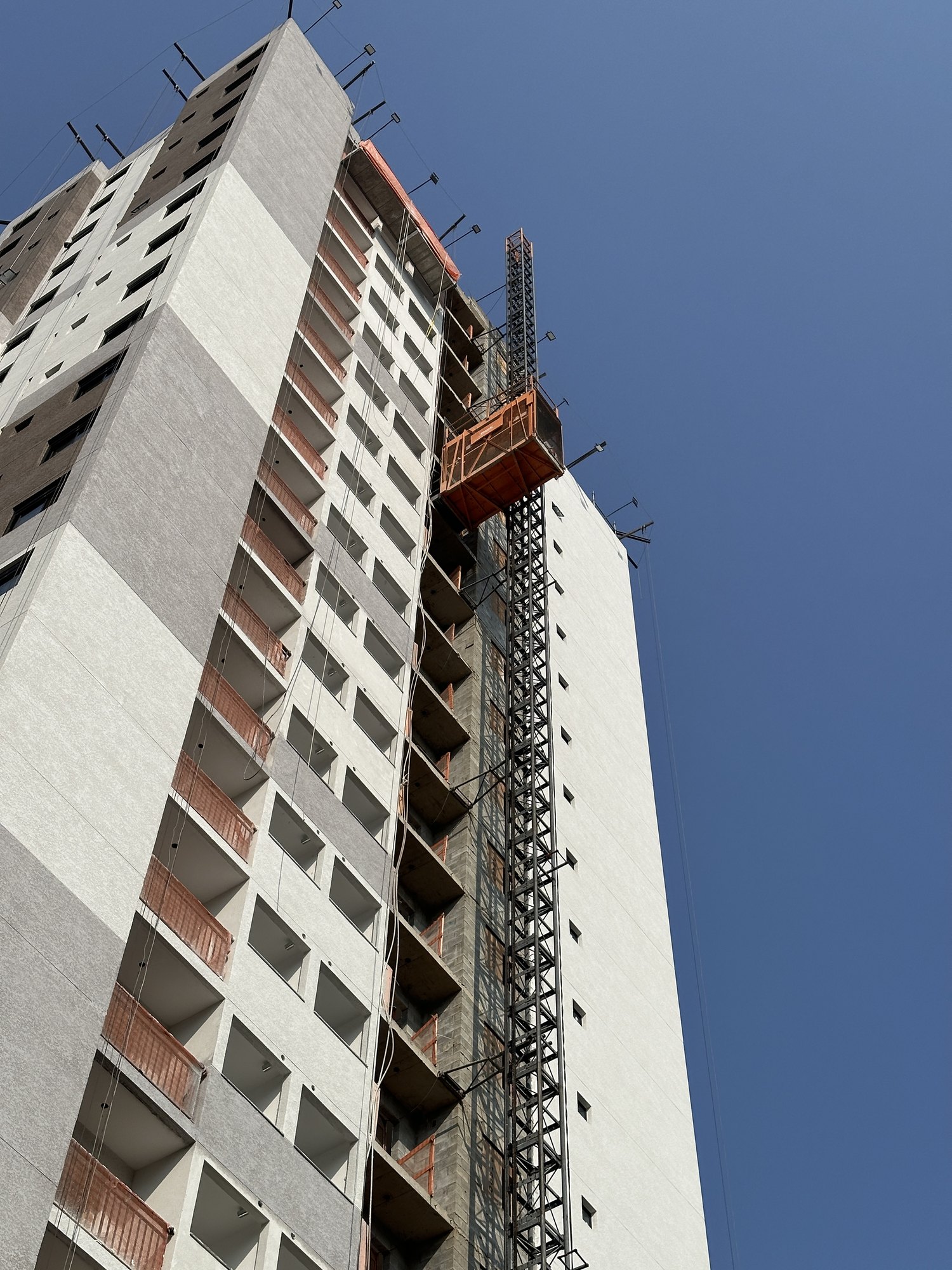 Elevador a lo largo de la altura del edificio