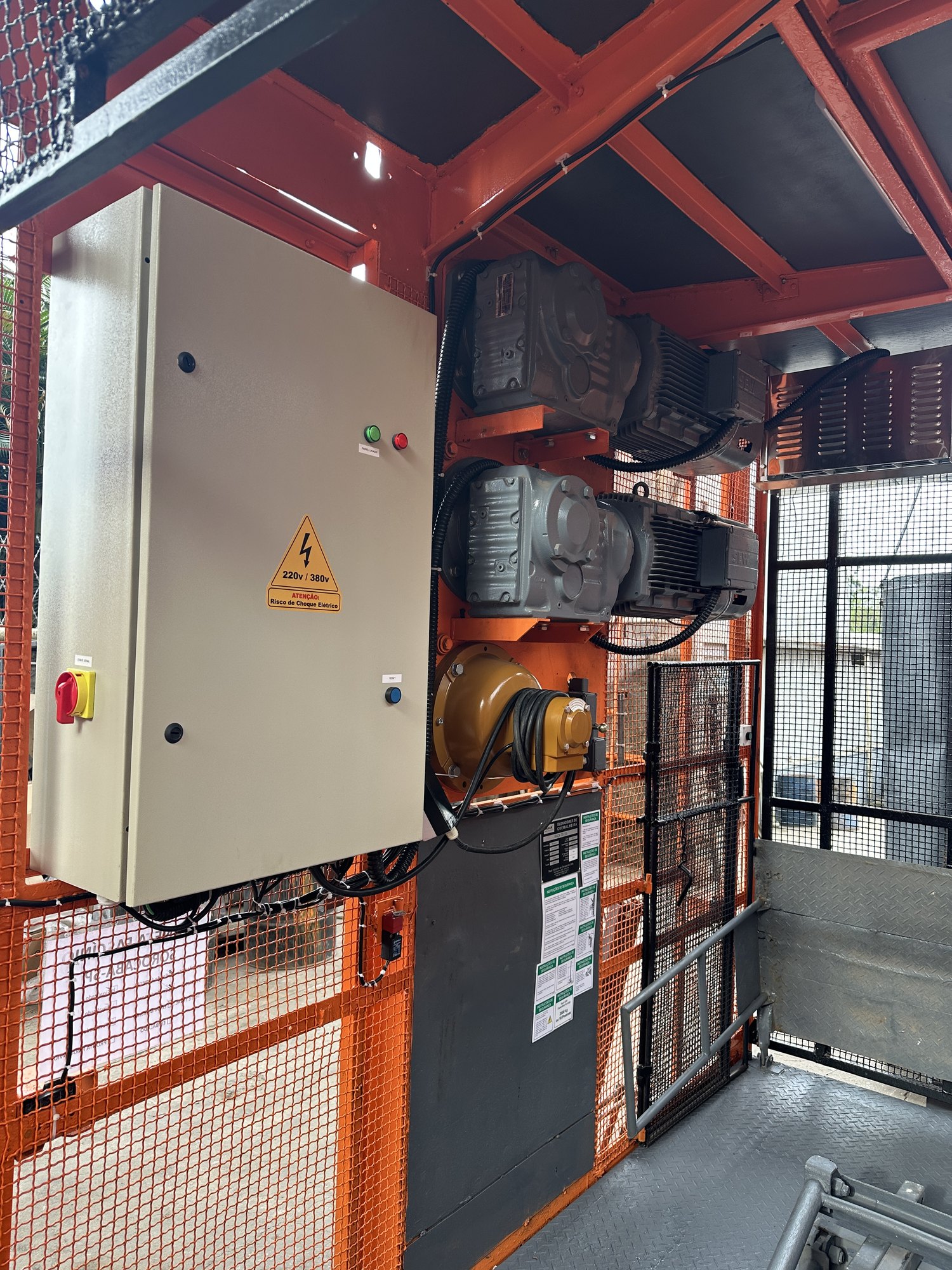 Cuadro eléctrico y conjunto de accionamiento