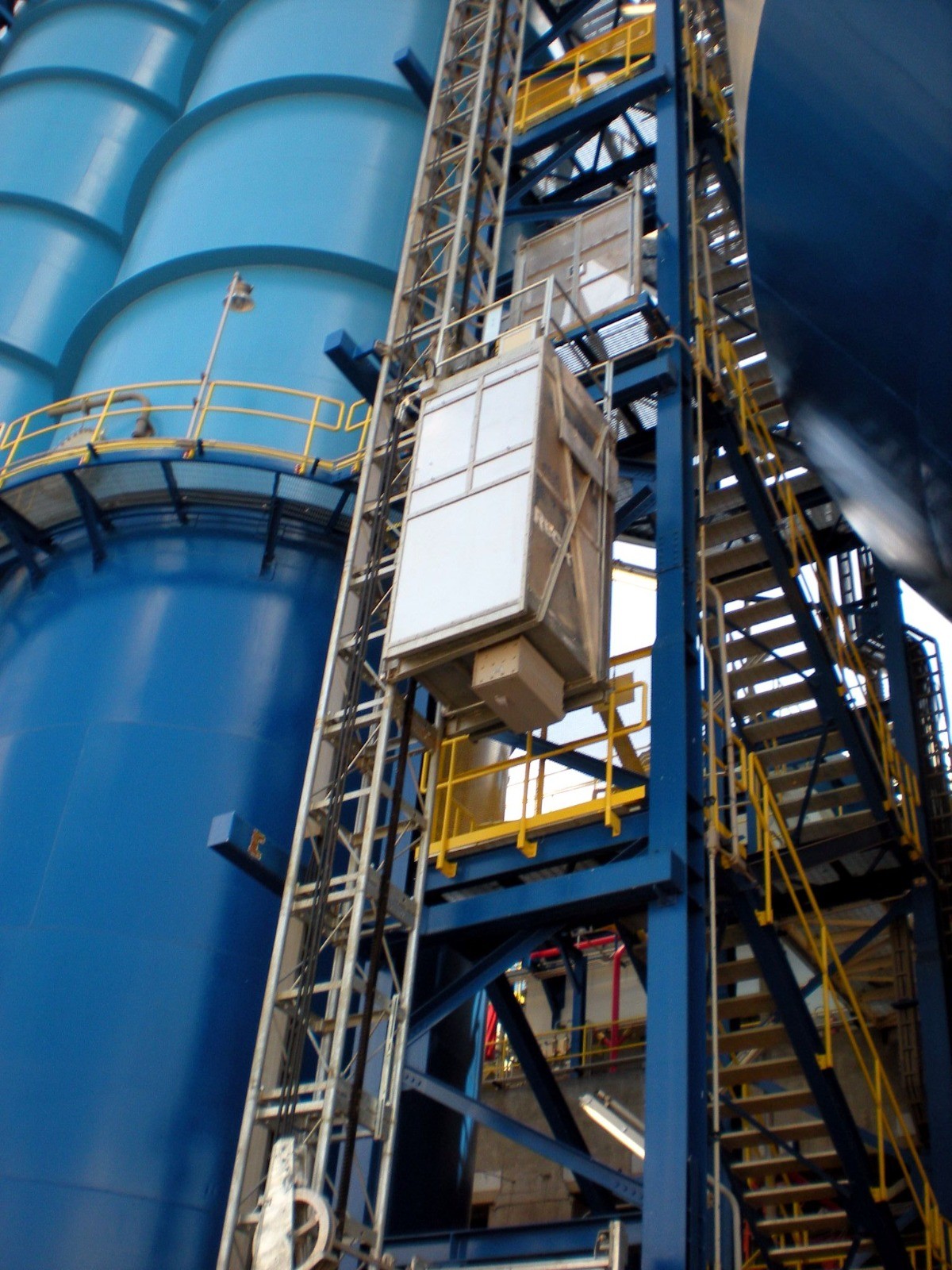 Elevator car in an industrial installation