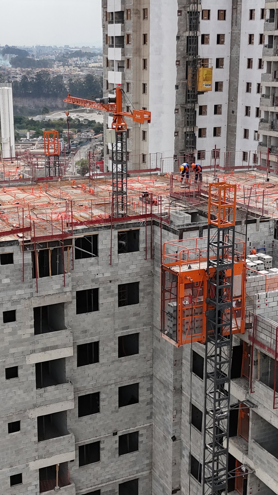 Elevador entre torres en construcción