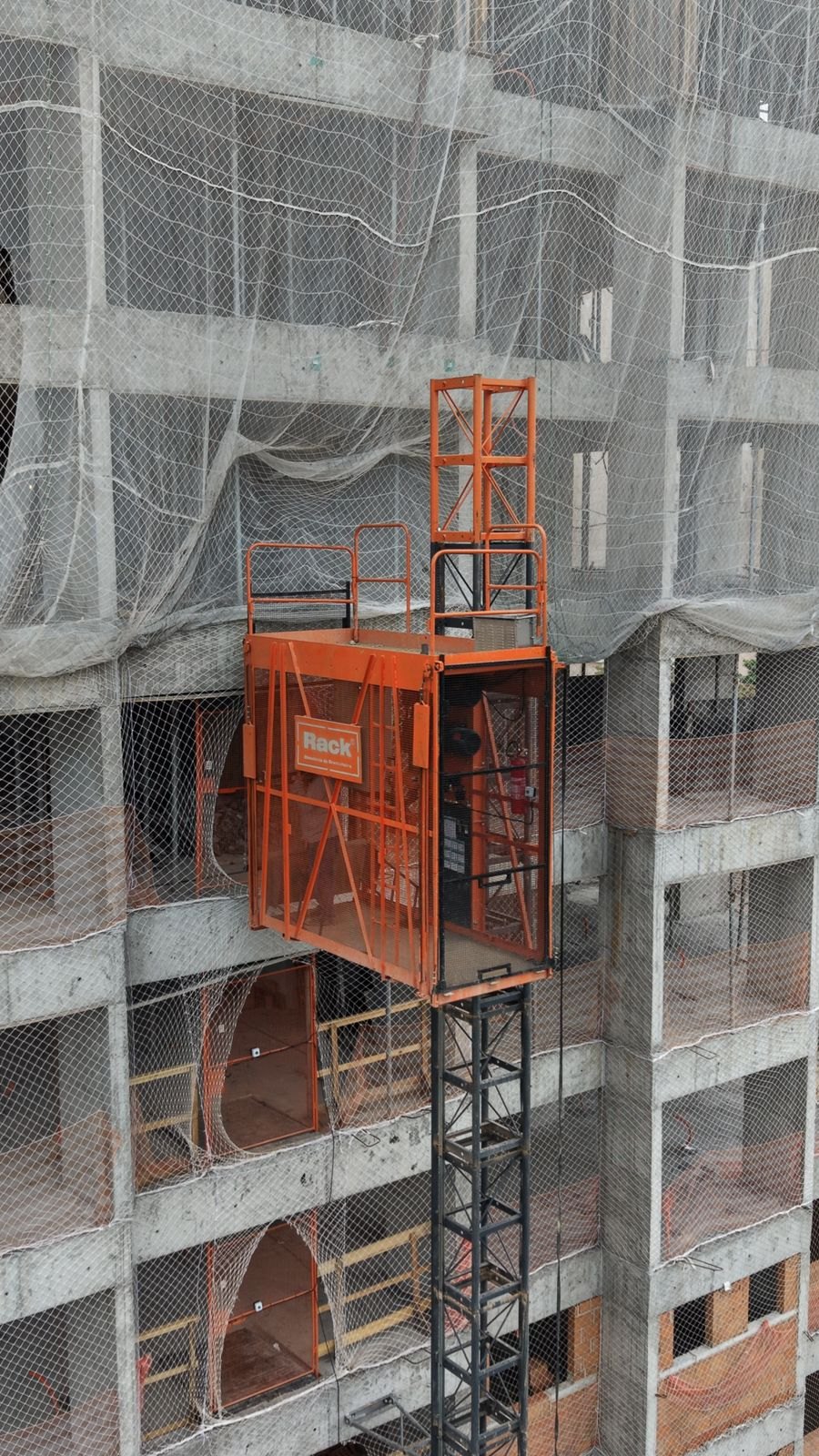 Cabina junto a la fachada en construcción