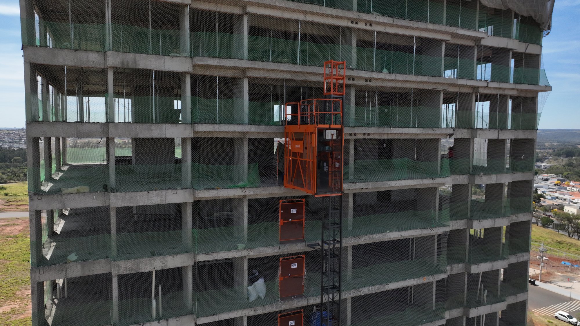 Elevador a lo largo de las plantas en construcción