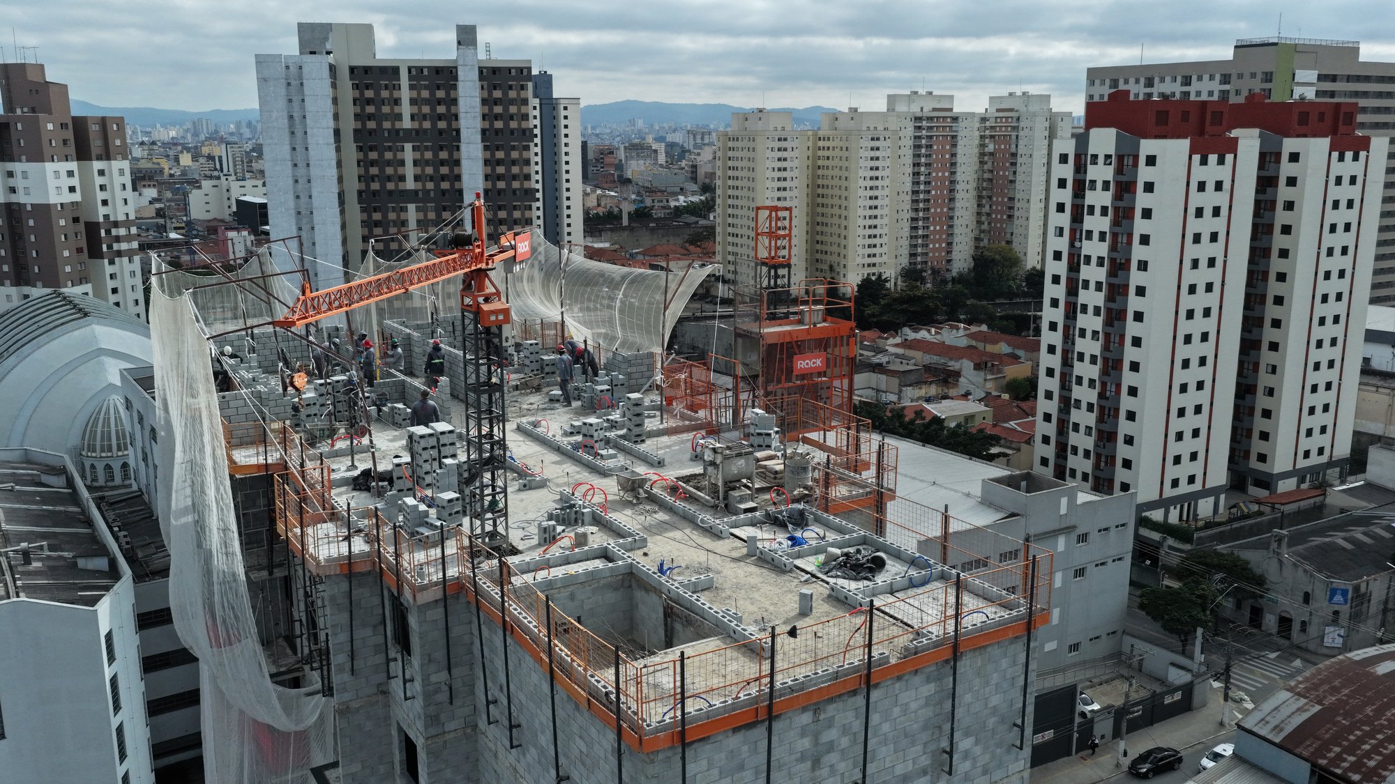 Elevador y Grúa de Pequeño Porte en la planta de trabajo