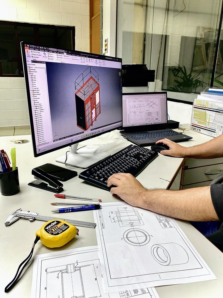 Estación de diseño Rack con modelo 3D de la cabina y planos técnicos
