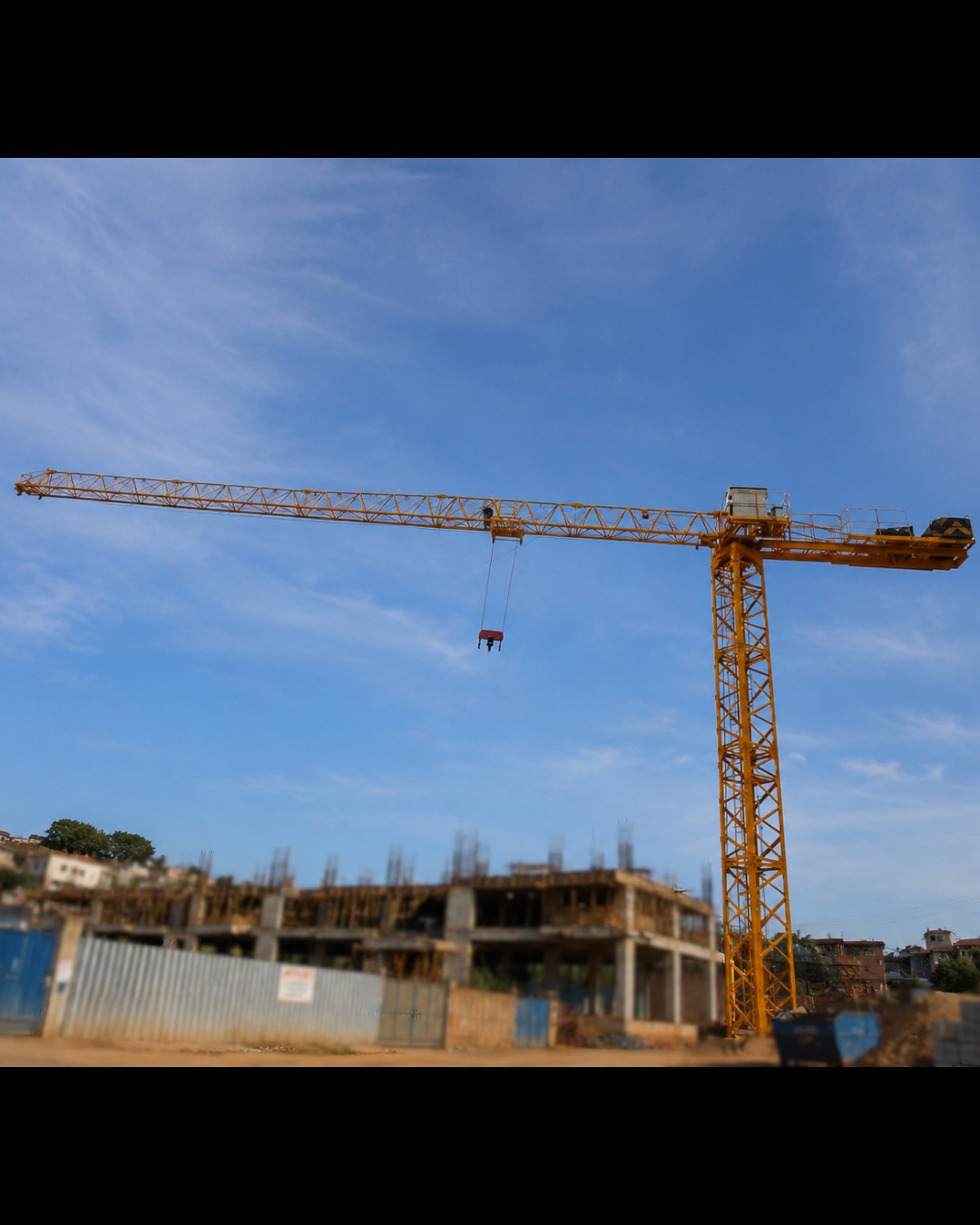 Grúa torre instalada junto a la obra