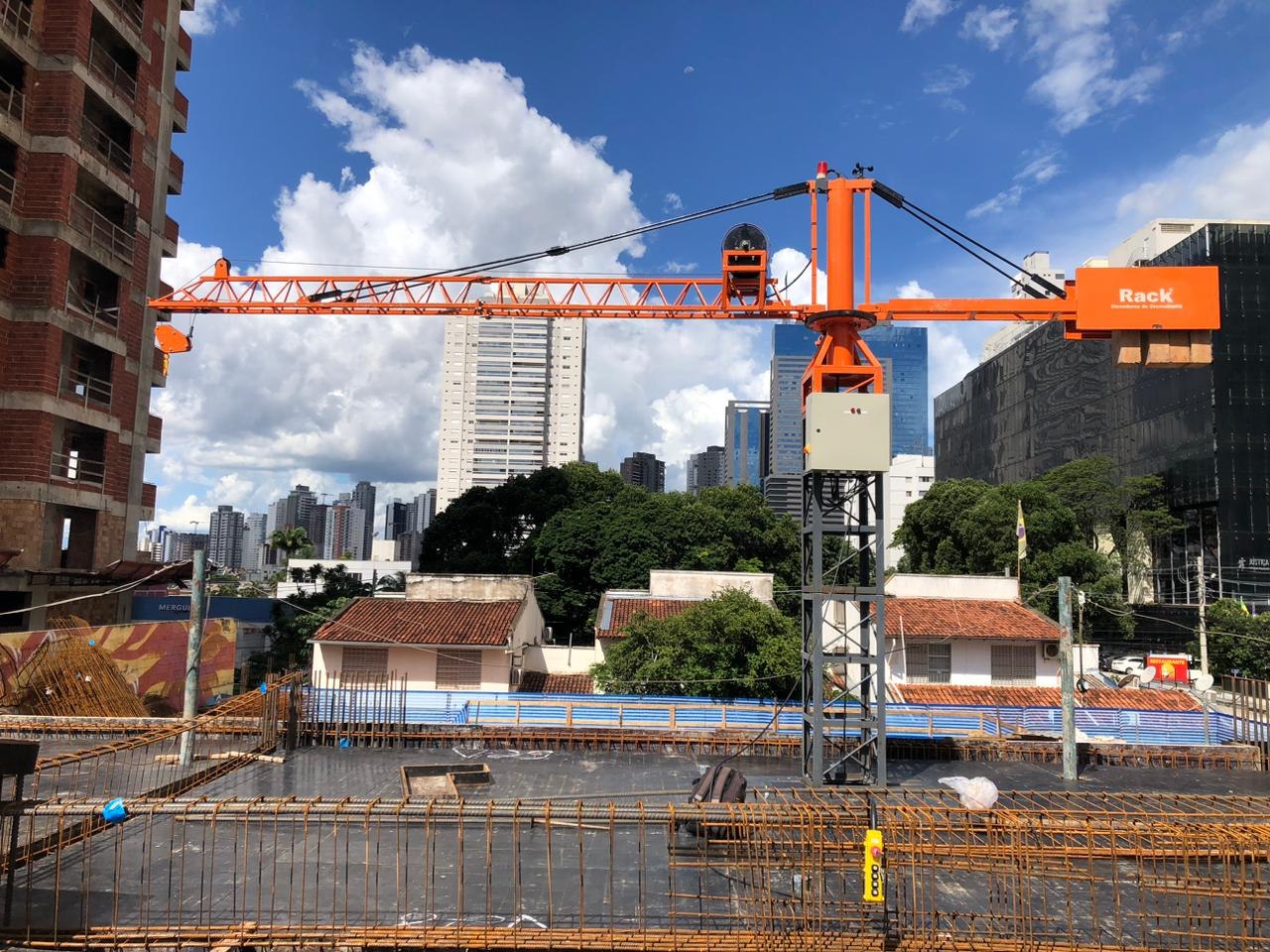 Grúa de Pequeño Porte en obra a cielo abierto