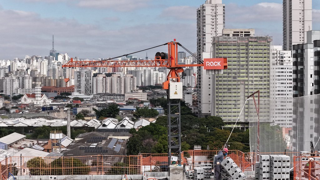Pluma de la Grúa de Pequeño Porte en el entorno urbano