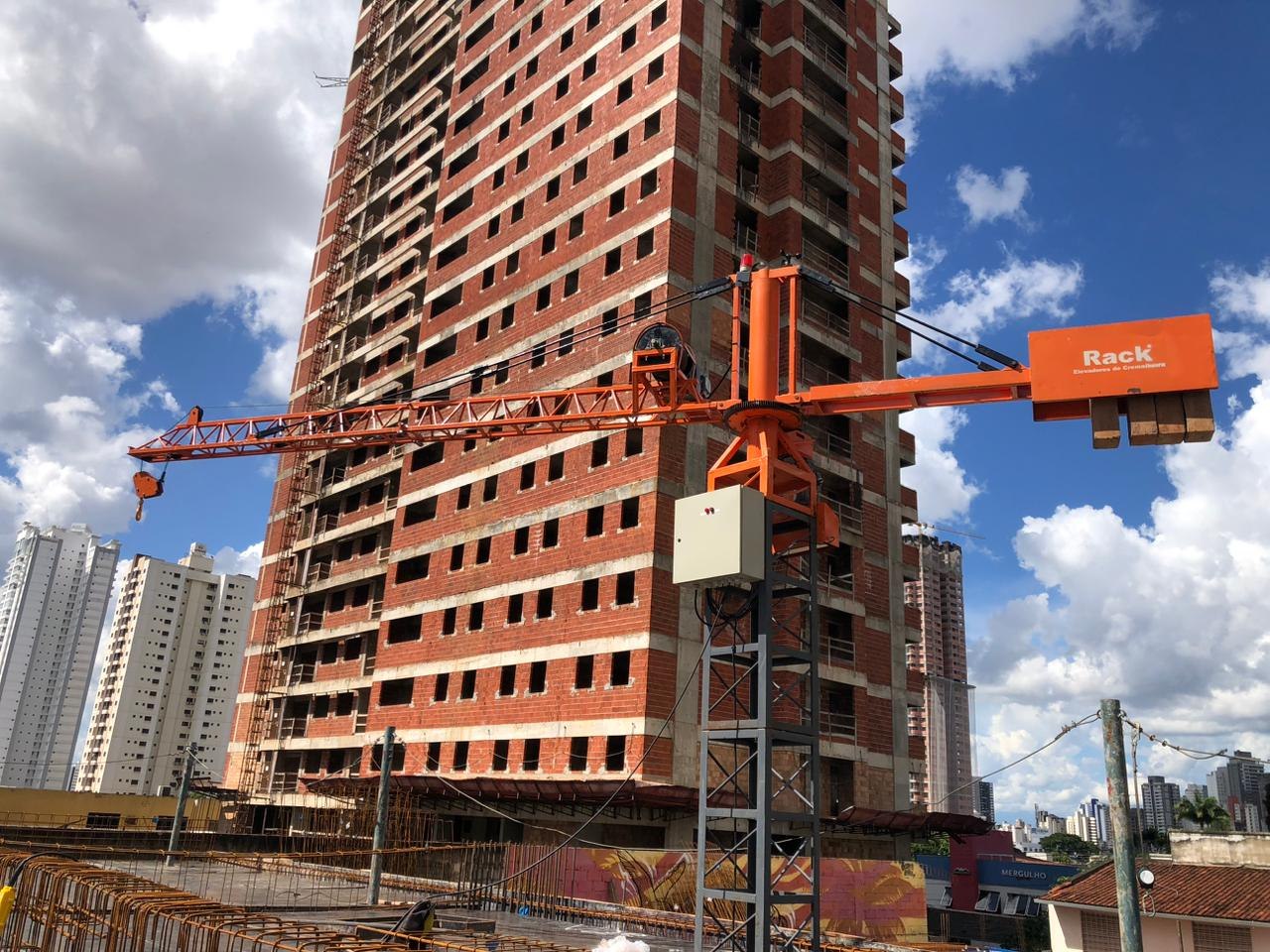 Grúa de Pequeño Porte junto a la fachada en construcción