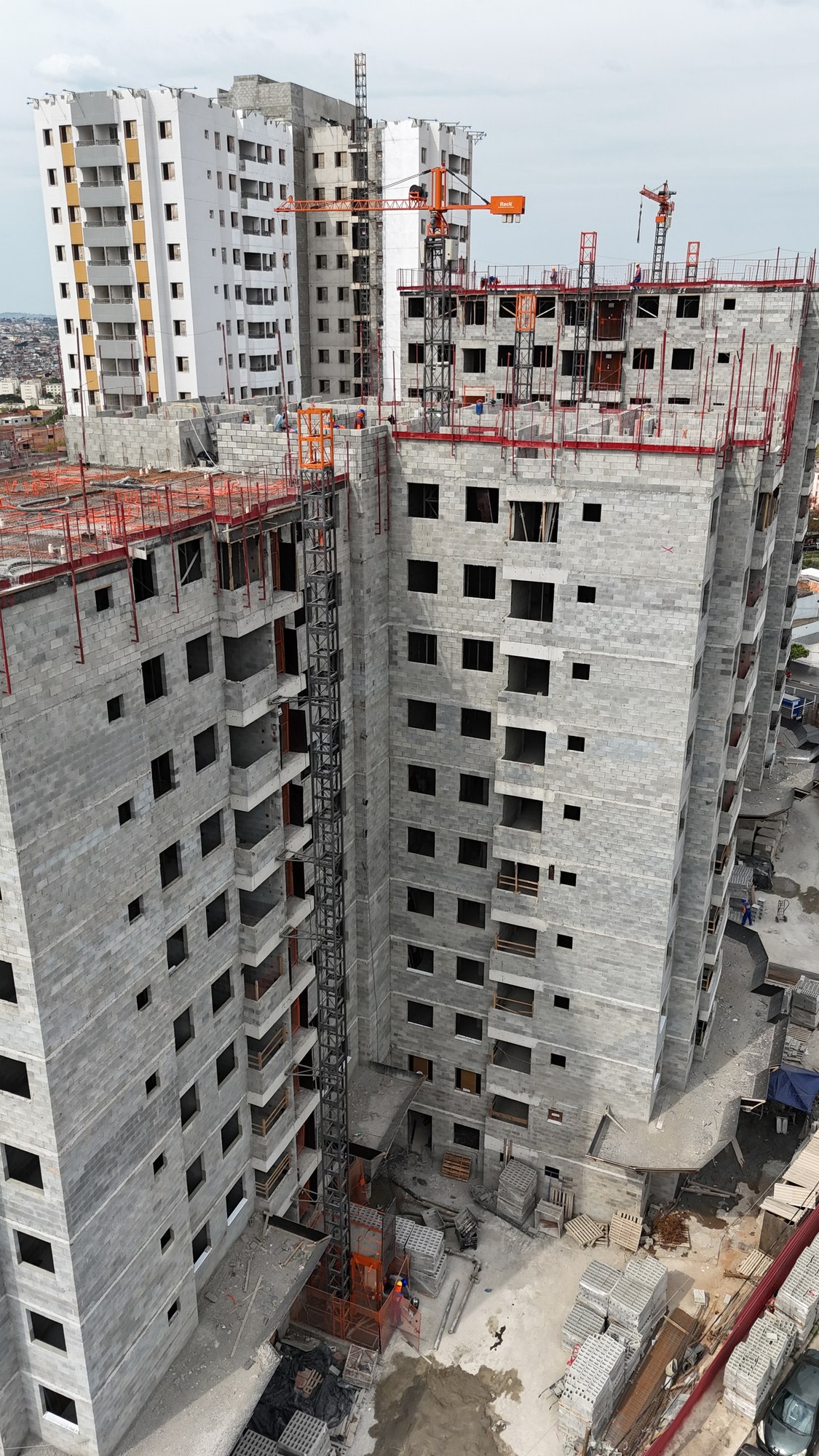 Instalación de la Grúa de Pequeño Porte entre edificios