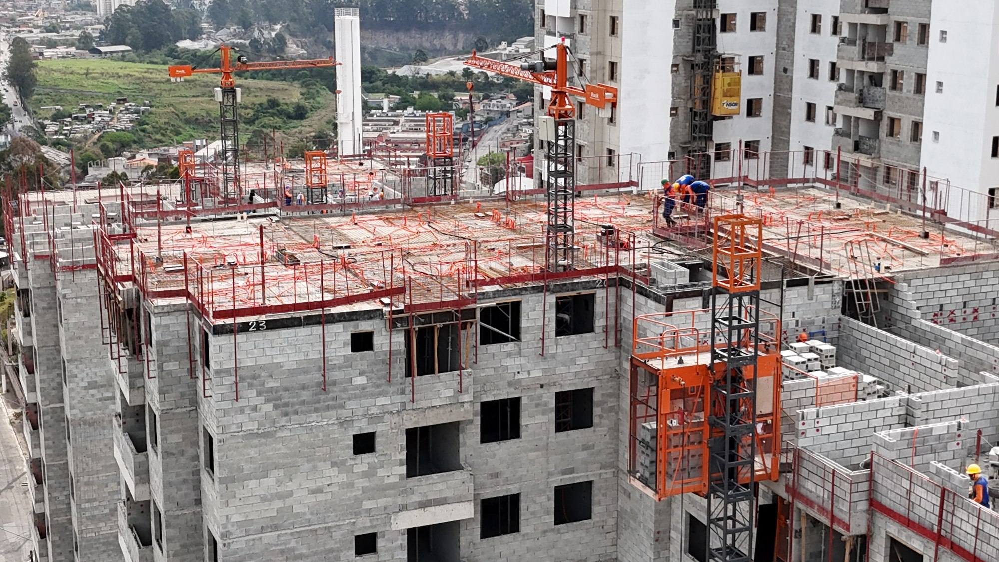 Equipos Rack en el edificio en construcción