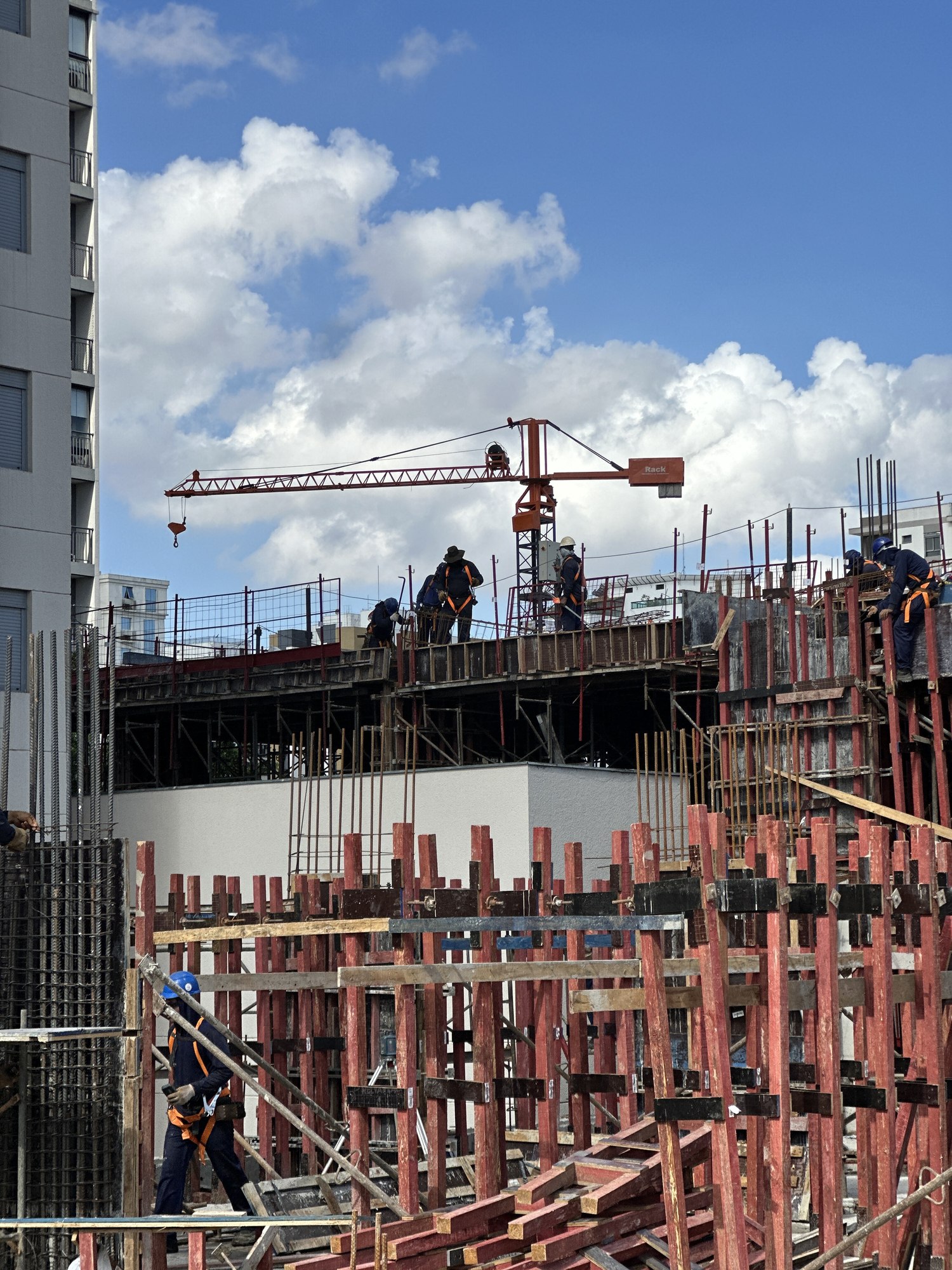 Equipo que acompaña la construcción de las plantas