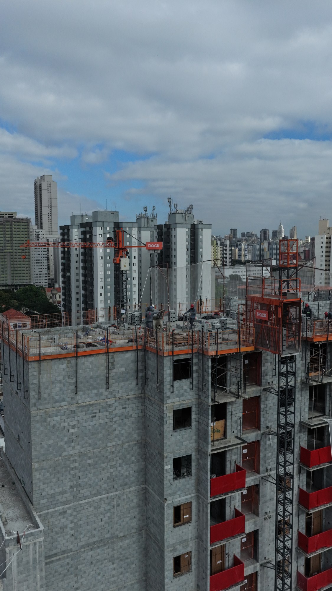 Grúa de Pequeño Porte y obra en el entorno de la ciudad