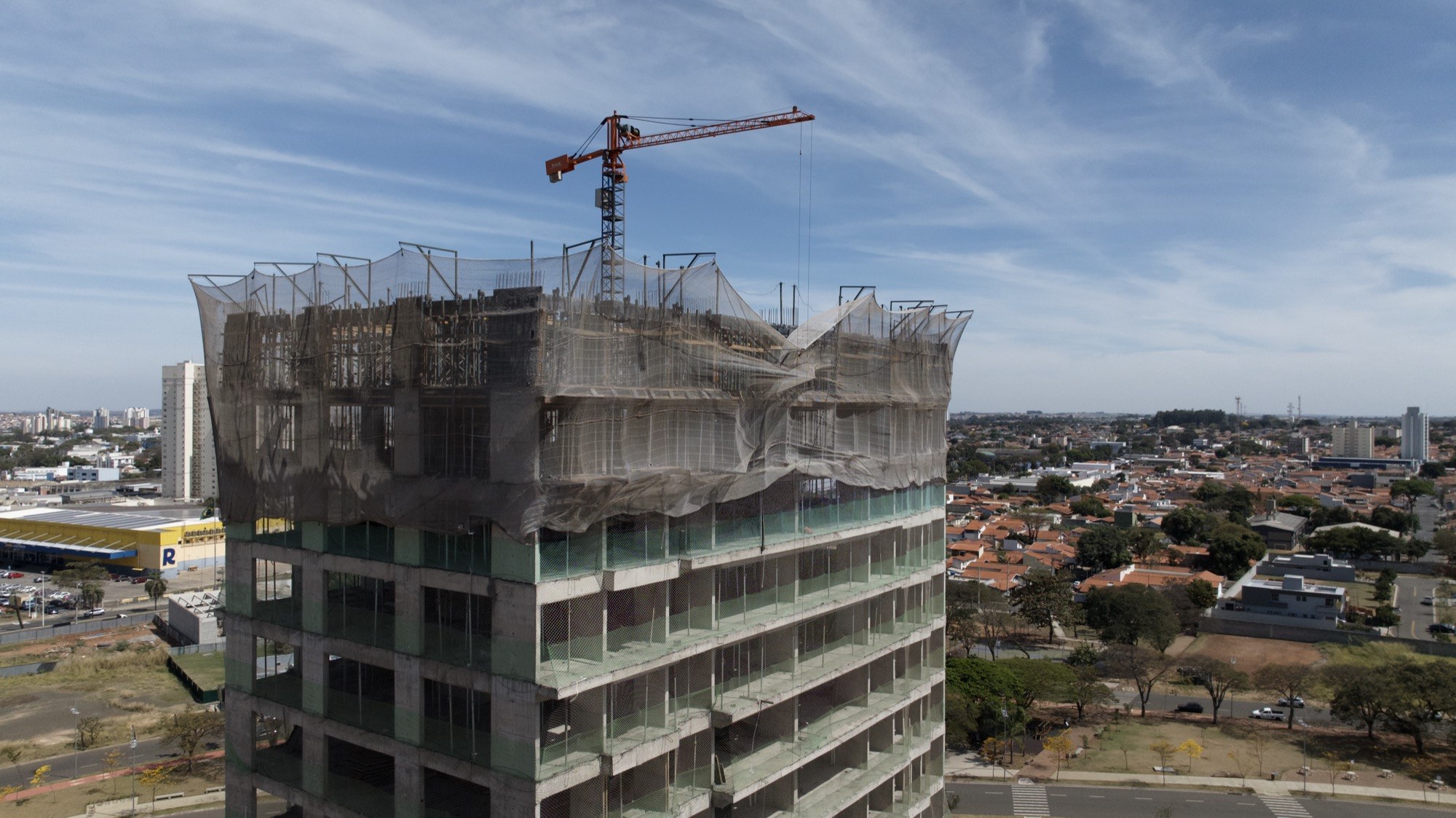 Grúa de Pequeño Porte en la parte superior del edificio