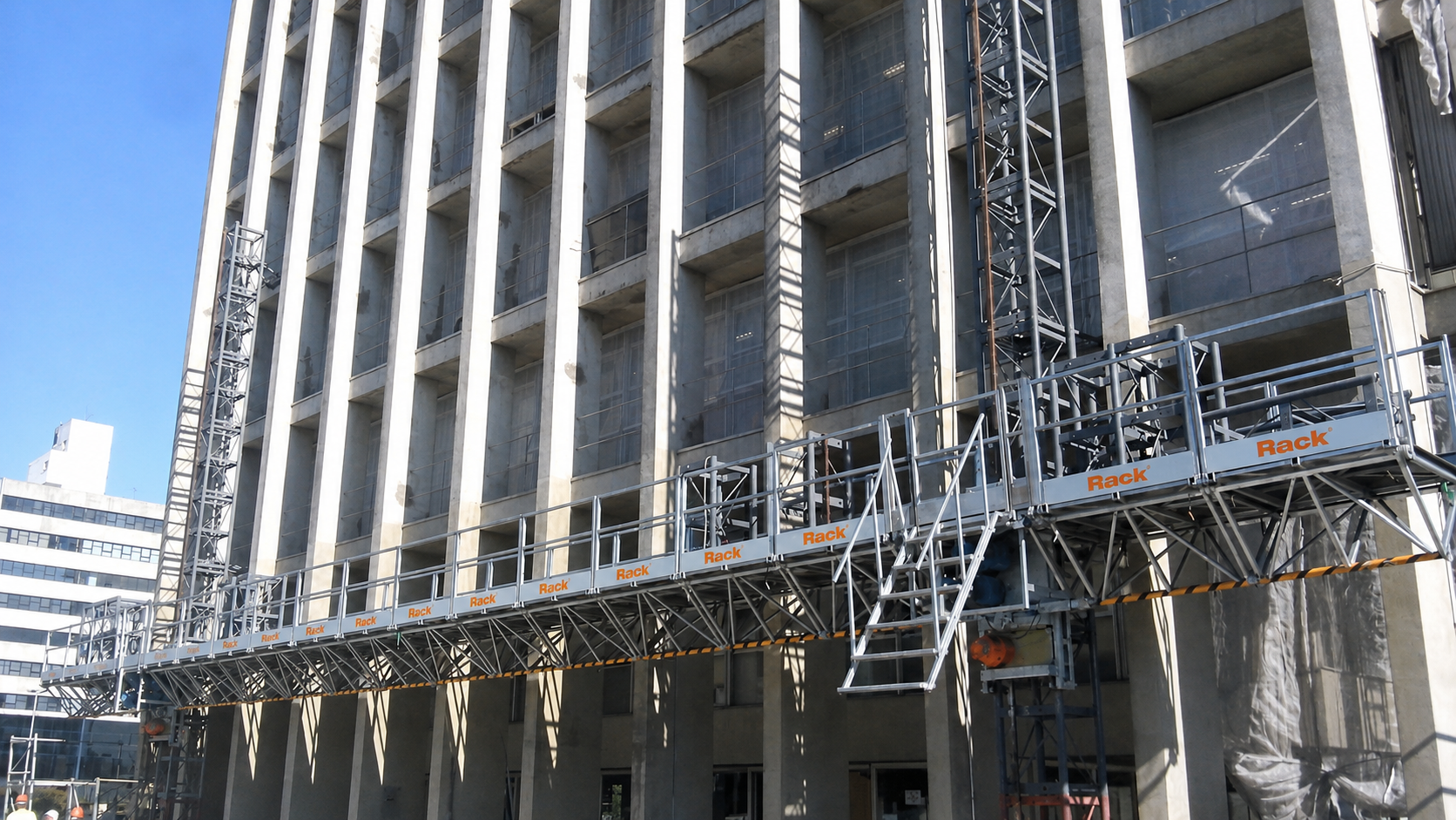 Plataforma de cremalheira Rack com duas torres instalada ao longo da fachada de um edifício