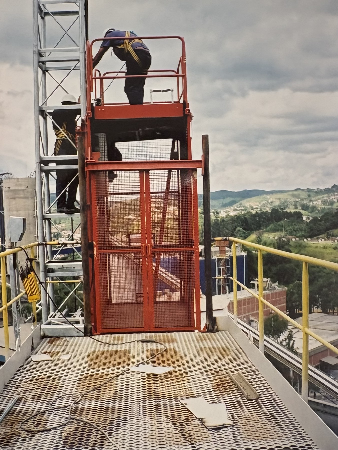 Cabina de elevador, torre y acceso en una fotografía del archivo histórico.