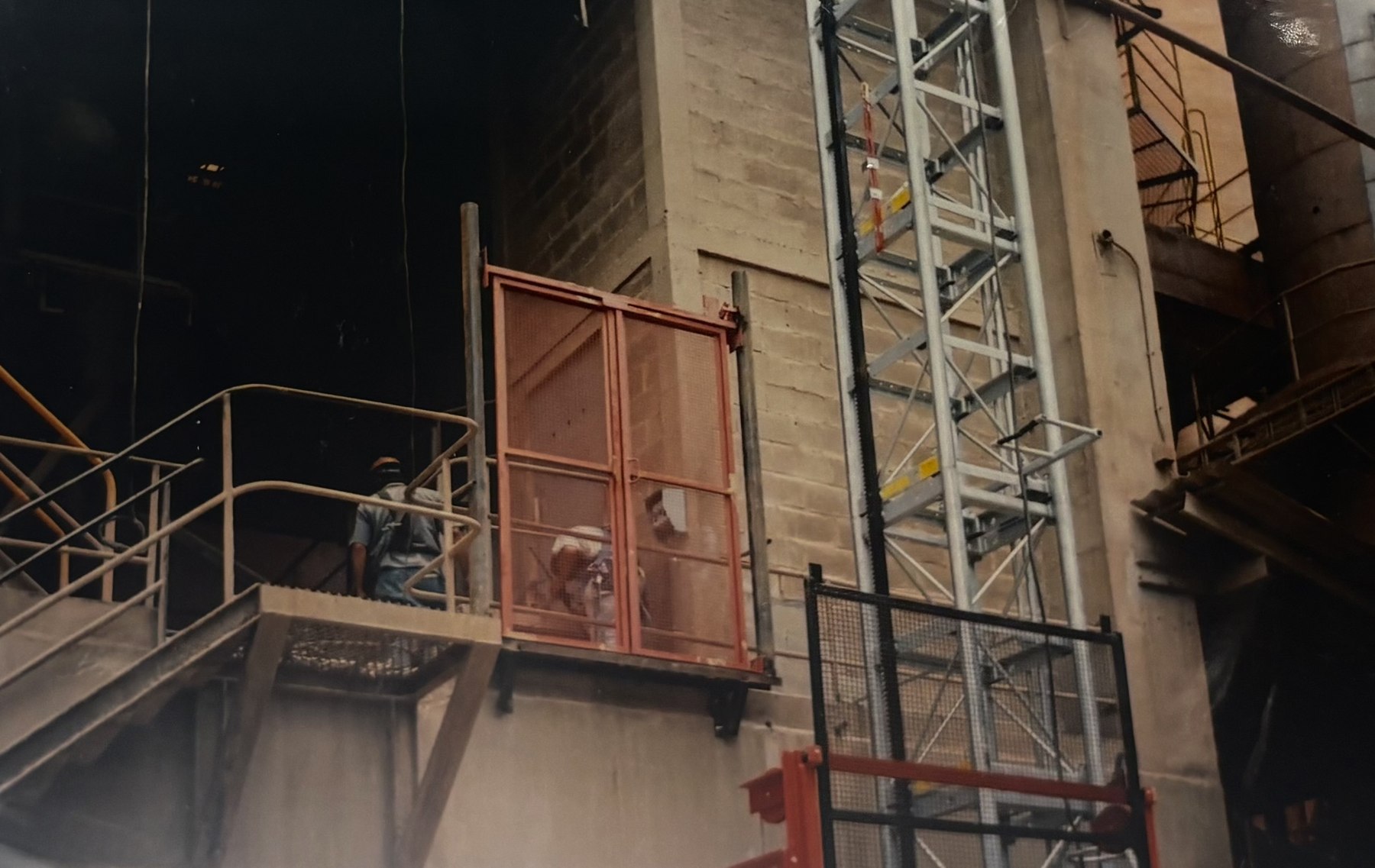 Puerta de acceso y torre de elevador en una instalación del archivo histórico.
