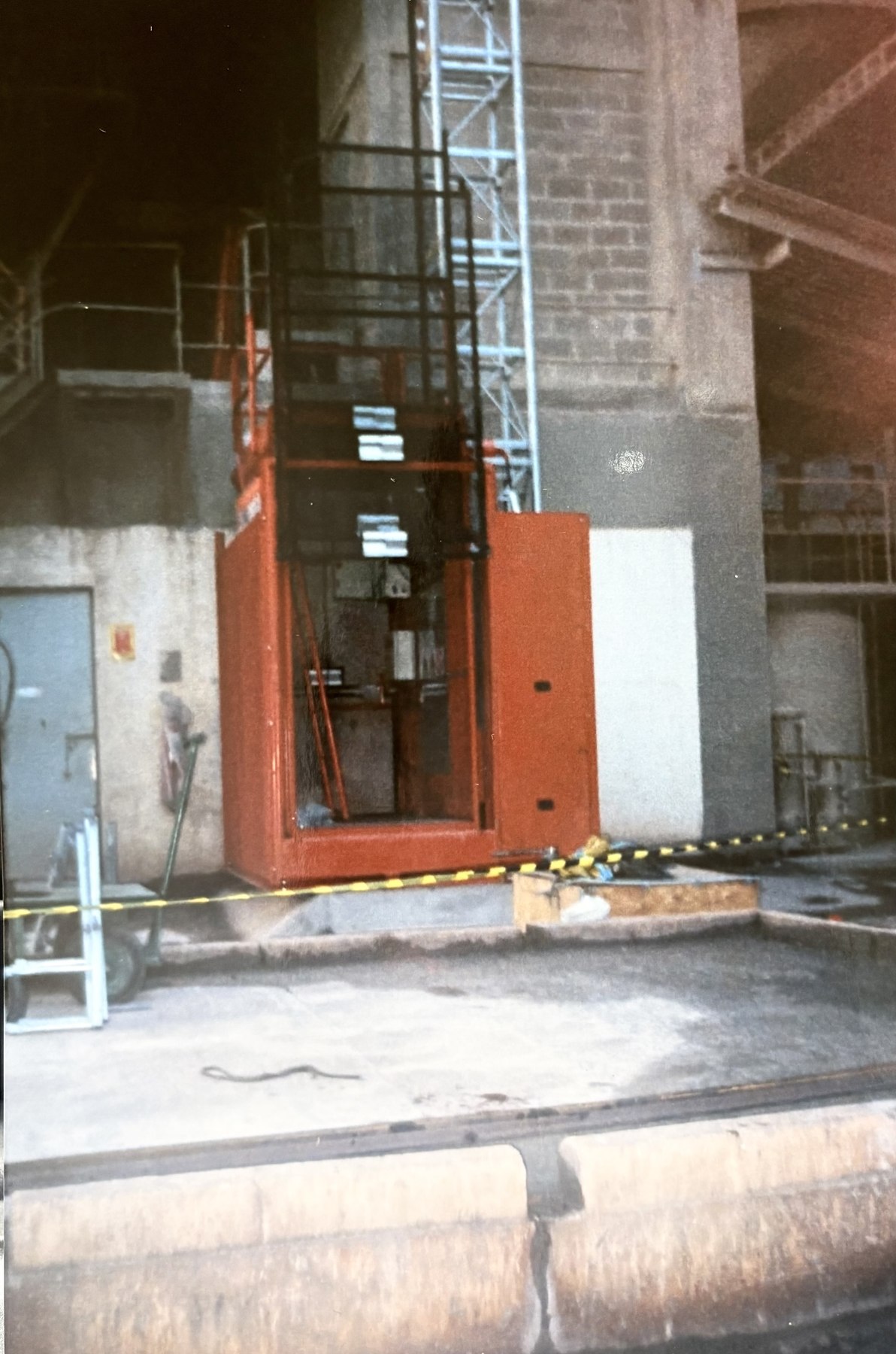 Fotografía histórica de un elevador en un entorno industrial.