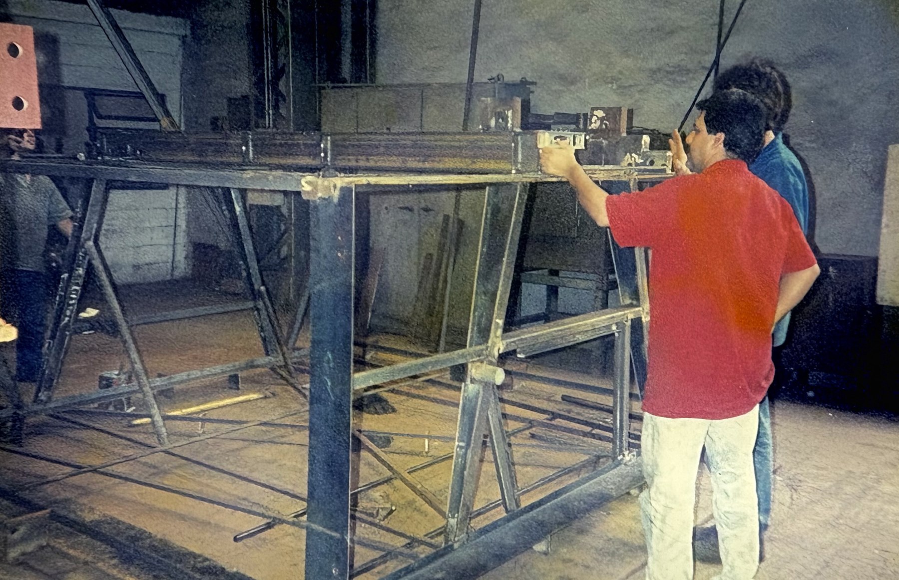 Profesional trabajando en el montaje de una estructura en la fábrica.