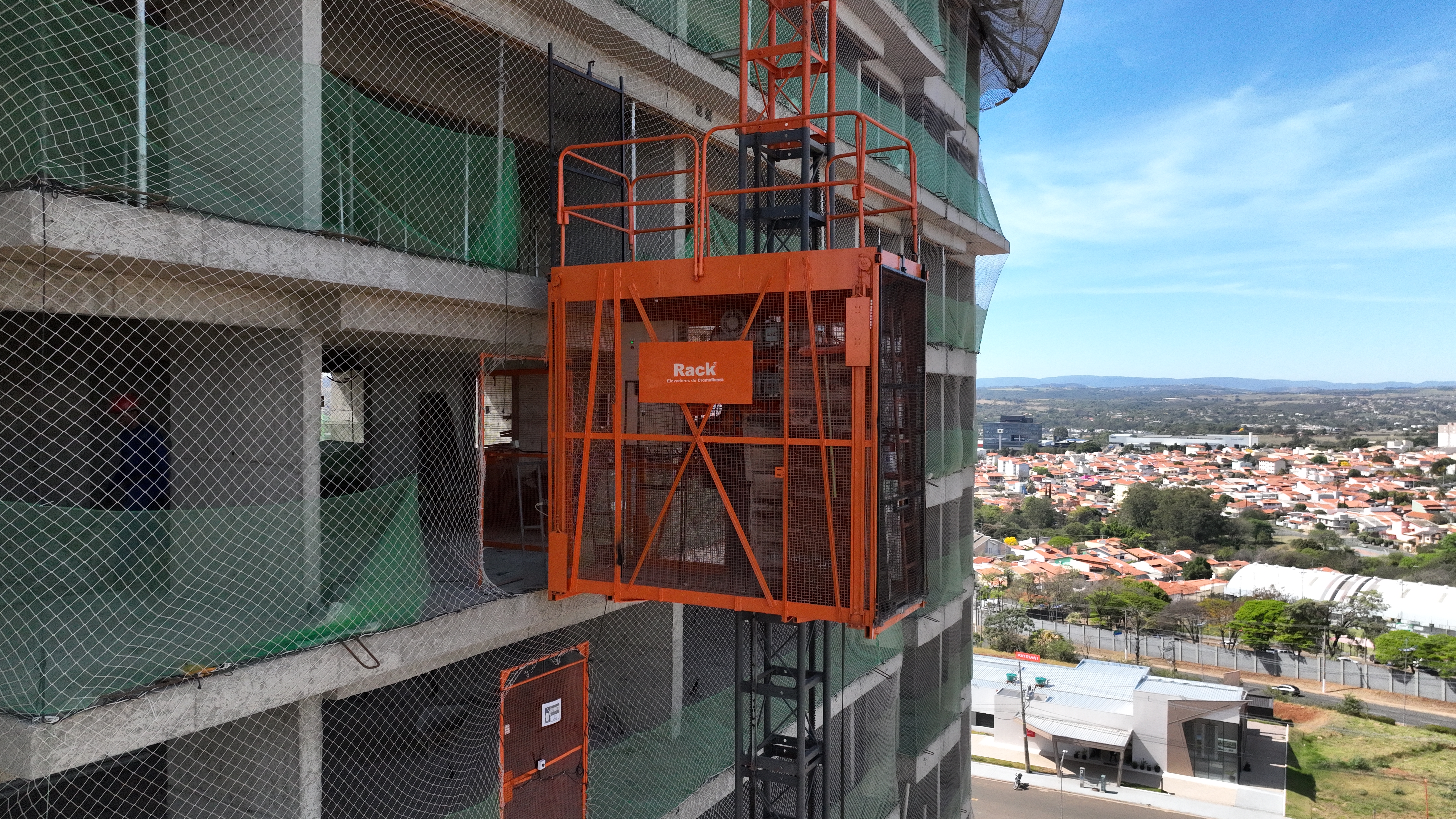 Elevador Rack en funcionamiento en una obra de construcción
