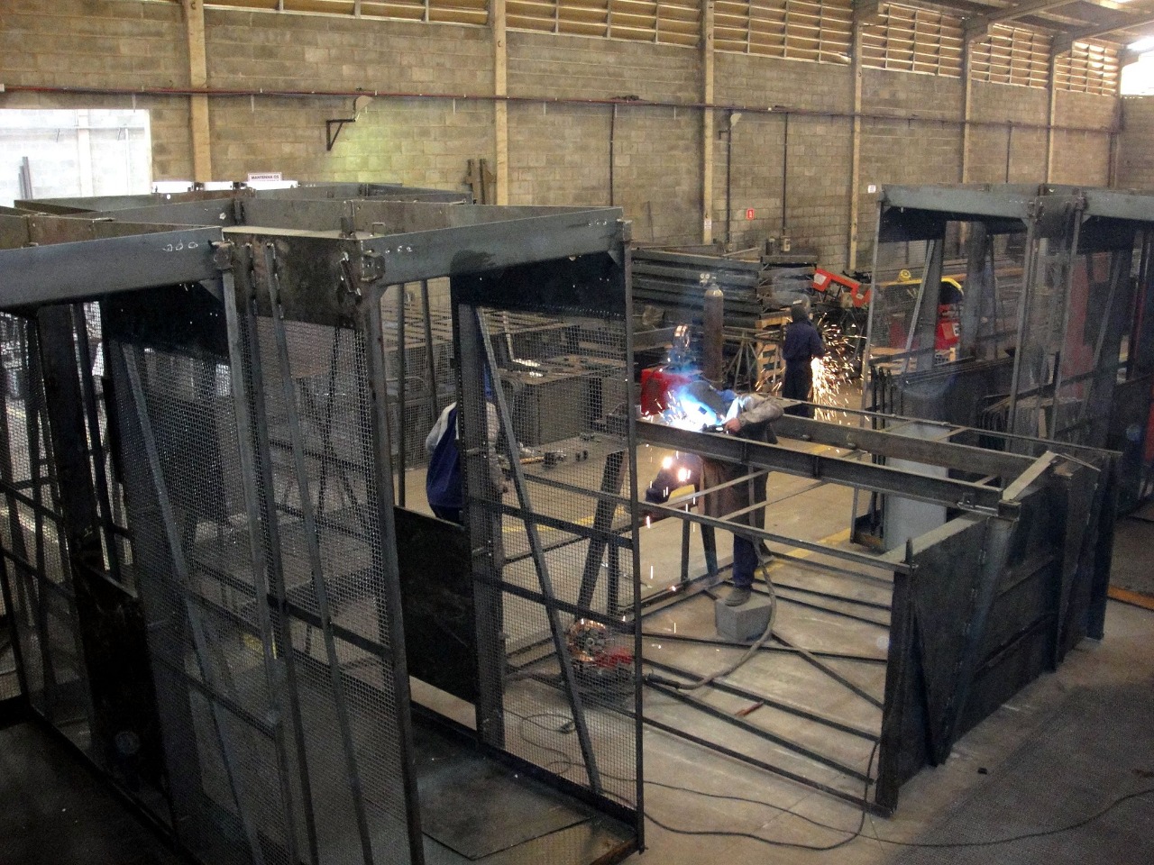Cabinas en fabricación y el equipo trabajando en la fábrica Rack